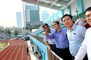 Ban Văn hóa-Xã hội, Hội đồng nhân dân Thành phố Hồ Chí Minh khảo sát tại sân vận động Hoa Lư.
