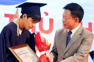 Ban tổ chức trao học bổng "Nâng bước thủ khoa" cho các sinh viên vượt khó học giỏi. 