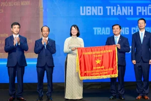 Lãnh đạo Ủy ban nhân dân Thành phố Hồ Chí Minh trao tặng Cờ truyền thống đến Báo Thanh Niên. 