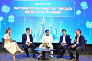 Các đại biểu tham gia phiên tọa đàm tại chương trình công bố giải Tuổi Trẻ Startup Award 2026. (Ảnh: DUYÊN PHAN)