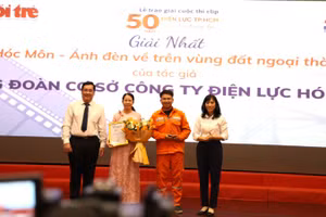 Đại diện Ban Tổ chức trao giải cho nhóm tác giả đạt giải Nhất. 