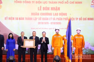 Tổng công ty Điện lực Thành phố Hồ Chí Minh vinh dự đón nhận Huân chương Lao động hạng Ba vì có thành tích xuất sắc đột xuất trong ứng dụng công nghệ phát triển lưới điện thông minh nhằm bảo đảm cung ứng điện cho địa bàn Thành phố Hồ Chí Minh. (Ảnh: Quang Quý)