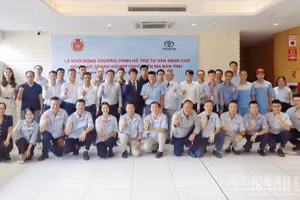 Đại diện các doanh nghiệp, đơn vị tham gia chương trình hỗ trợ tư vấn, nâng cao năng lực doanh nghiệp công nghiệp hỗ trợ trên địa bàn tỉnh nhằm phát triển ngành công nghiệp ô-tô, nâng cao năng lực doanh nghiệp.