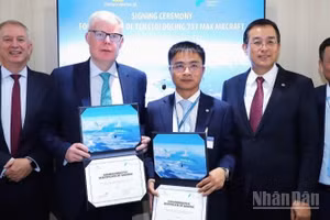 Ông Nguyễn Chiến Thắng, Phó Tổng Giám đốc Vietnam Airlines và ông Barry Flannery, Giám đốc thương mại SMBC Aviation Capital trao biên bản thỏa thuận dưới sự chứng kiến của lãnh đạo cấp cao hai bên.