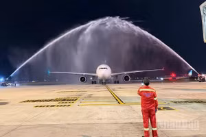 Chuyến bay WE 271 của Parata Air được chào đón bằng nghi lễ phun vòi rồng, nghi lễ chào đón trọng thị của ngành hàng không.
