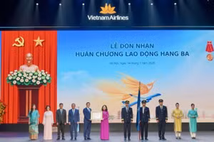 Phó Chủ tịch nước Võ Thị Ánh Xuân trao Huân chương Lao động hạng Ba cho Tổng công ty Hàng không Việt Nam. (Ảnh: VNA)