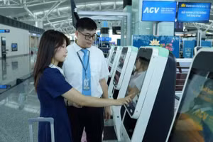 Đội ngũ nhân viên của Vietnam Airlines luôn sẵn sàng hỗ trợ hành khách khi cần thiết.