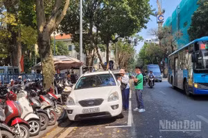 Bãi đỗ ô tô/ xe máy tại tuyến phố Lý Thái Tổ là một trọng 7 điểm đỗ đầu tiên thí điểm thu phí điện tử nhận được rất nhiều phản hồi tích cực của người dân.