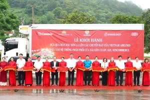Lễ khởi hành đưa sản phẩm mận hậu Sơn La lên các chuyến bay của Vietnam Airlines.