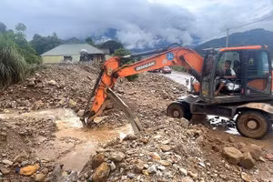 Khơi thông đất đá, thoát nước mặt trên tuyến Quốc lộ 32, bảo đảm giao thông cho người dân. (Ảnh: MINH ĐỨC)