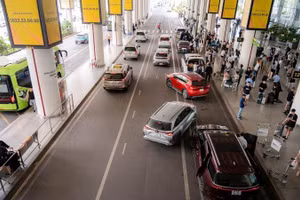 Khu vực đón trả khách Cảng Hàng không quốc tế Nội Bài khá trật tự, ngăn nắp trong ngày đầu triển khai phân luồng giao thông mới.