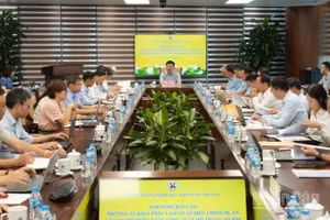 Chủ tịch Hội đồng thành viên Tập đoàn Công nghiệp Than-Khoáng sản Việt Nam Ngô Hoàng Ngân chủ trì nghe báo cáo phương án khai thác, cơ sở điều chỉnh dự án mở rộng, nâng công suất mỏ than Cao Sơn. (Ảnh: Minh Nghĩa)