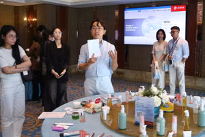 Đại diện DKSH Việt Nam giới thiệu về một số mỹ phẩm trên thị trường.