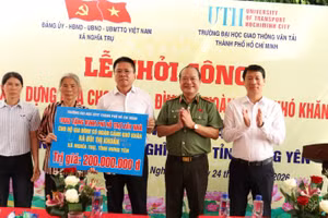 Đại diện Bộ Công an, lãnh đạo xã Nghĩa Trụ, lãnh đạo Trường đại học Giao thông vận tải Thành phố Hồ Chí Minh trao kinh phí xây nhà mới đến gia đình bà Bùi Thị Khoản, thôn Thọ Vực, xã Nghĩa Trụ. (Nguồn: UTH)