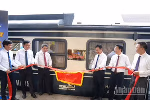 Các đại biểu cắt băng ra mắt đoàn tàu chuyên xa hiện đại, tích hợp công nghệ số.