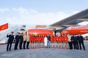 Trong sắc đỏ rực rỡ lấp lánh ngôi sao vàng kiêu hãnh, những tiếp viên hàng không Vietjet tỏa sáng bằng vẻ đẹp tự tin, chuyên nghiệp và đầy cảm hứng.