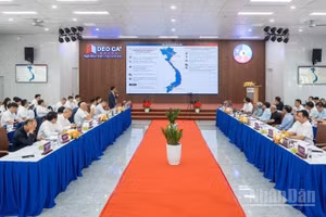 Các đại biểu tham dự hội thảo về kết nối nguồn lực đầu tư và thi công dự án hạ tầng.