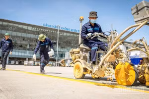 Dù dưới chân là nền nhiệt 71 độ C, bên trên nắng xối cháy da, nhưng tất cả các công đoạn vẫn được triển khai tỉ mẩn, tuân thủ nghiêm ngặt quy trình an toàn.