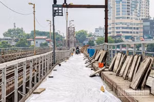 Các đơn vị thi công sửa chữa cầu Long Biên đang tiến hành chỉnh trang, hoàn thiện các hạng mục cuối cùng còn lại, phấn đấu “về đích”, thông cầu ngày 27/5 tới.