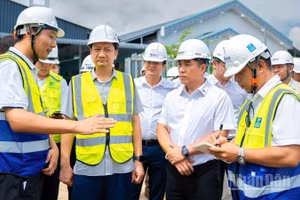 Đoàn công tác của Cục Đường bộ đi kiểm tra hiện trường dự án mở rộng đường cao tốc Thành phố Hồ Chí Minh-Trung Lương-Mỹ Thuận.