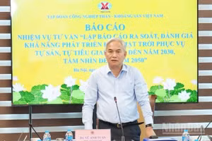 Tổng Giám đốc Tập đoàn Công nghiệp Than-Khoáng sản Việt Nam (TKV) Vũ Anh Tuấn làm việc, nghe báo cáo về phát triển điện mặt trời phục vụ tự sản, tự tiêu trong Tập đoàn.