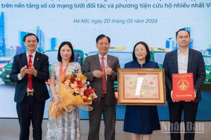 Ông Thang Văn Phúc - Nguyên Thứ trưởng Nội vụ, Chủ tịch Trung ương Hội Kỷ lục gia Việt Nam trao bằng xác lập kỷ lục cho đại diện VETC. 
