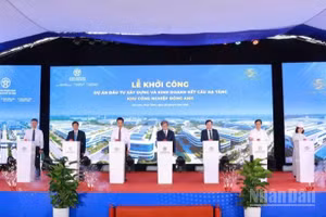 Các đại biểu thực hiện nghi thức bấm nút khởi công dự án đầu tư xây dựng và kinh doanh kết cấu hạ tầng Khu công nghiệp Đông Anh.
