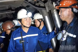 Bí thư Đảng ủy, Chủ tịch Hội đồng thành viên Tập đoàn Tập đoàn Công nghiệp Than-Khoáng sản Việt Nam Ngô Hoàng Ngân kiểm tra hiện trường sản xuất tại Lò chợ giá xích M6-6A VM do Phân xưởng Khai thác 7 (Công ty Than Mông Dương) quản lý.
