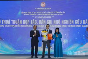 Lãnh đạo tỉnh Đắk Lắk trao Bản ghi nhớ nghiên cứu đầu tư cho đại diện tập đoàn Central Retail Việt Nam.