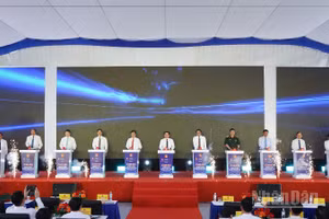 Các đại biểu nhấn nút khởi công dự án.