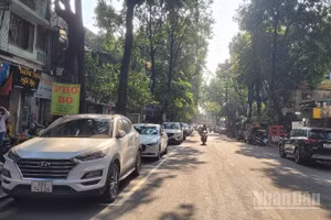 Vào các khung giờ cao điểm, chỉ cần vài phương tiện dừng chờ lấy vé hoặc thanh toán phí gửi xe cũng đủ tạo thành những điểm nghẽn cục bộ.