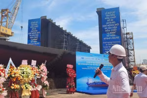 Đại diện lãnh đạo Công ty Đóng tàu Bạch Đằng chỉ đạo kỹ thuật tiến hành hạ tổng đoạn chuẩn, đặt ky đóng mới tàu dầu/hóa chất dung tích 14.000 m³.