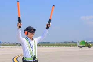 Trong số các lực lượng làm việc ngoài trời, nhân viên làm nhiệm vụ đánh tín hiệu tàu bay (signalman) là một trong những vị trí đặc thù.