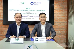 Lãnh đạo hai công ty tại lễ ký kết. 