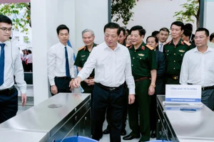 Bộ trưởng Xây dựng Trần Hồng Minh sử dụng thẻ đi tàu thông minh trong phòng mô phỏng tại UTH. (Ảnh: UTH)