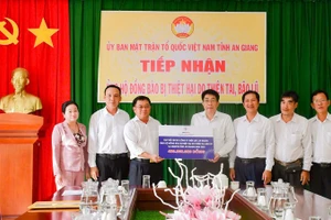 Lãnh đạo Công ty Điện lực An Giang trao bảng tượng trưng kinh phí hỗ trợ đồng bào bị thiệt hại do thiên tai, bão lũ tại Ủy ban Mặt trận Tổ quốc Việt Nam tỉnh An Giang.