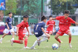 Các cầu thủ trong trận đấu All-Star với đội hình liên hợp giữa các quốc gia. 