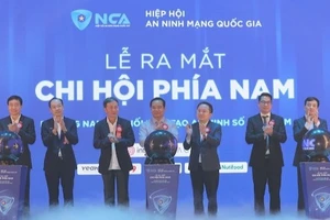 Các đại biểu thực hiện nghi thức ra mắt Chi hội phía nam của Hiệp hội An ninh mạng quốc gia. 