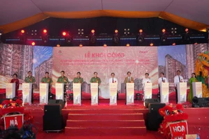 Các đại biểu nhấn nút khởi công dự án. 