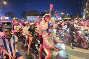 Rất đông người hâm mộ đã tập trung về khu vực trung tâm thành phố để ăn mừng.