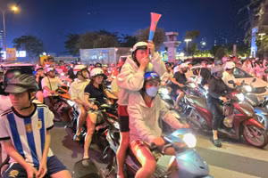 Rất đông người hâm mộ đã tập trung về khu vực trung tâm thành phố để ăn mừng.