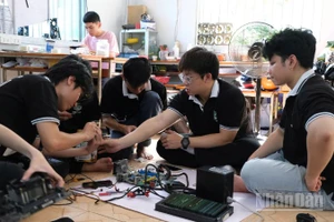 Các kỹ sư công nghệ thông tin tương lai của đội “Máy tính cũ-Tri thức mới” miệt mài với việc "làm mới" những chiếc máy tính cũ.