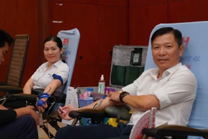 Cán bộ, nhân viên EVNHCMC tham gia hiến máu. 