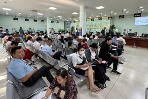 Người dân làm thủ tục hành chính tại Văn phòng đăng ký đất đai.