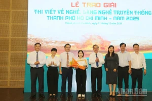 Ban tổ chức chụp ảnh kỷ niệm cùng tác giả đoạt giải Nhất.