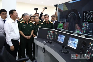 Bộ trưởng Xây dựng Trần Hồng Minh cùng các đại biểu tham quan trung tâm điều khiển tại phòng mô phỏng. 
