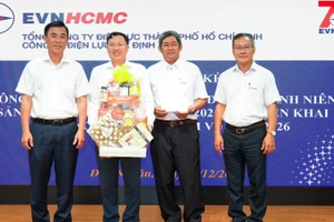 Lãnh đạo Tổng Công ty tặng quà chúc mừng Công ty Điện lực Gia Định.
