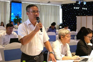 Ông Bùi Trung Kiên, Phó Tổng Giám đốc EVNHCMC trao đổi và thảo luận cùng các đại biểu tại hội nghị.