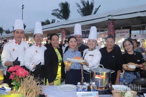 Lãnh đạo Sở Văn hóa-Thể thao Thành phố Hồ Chí Minh tham gia Lễ hội ẩm thực và trải nghiệm ẩm thực tại các gian hàng.