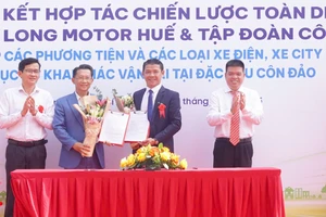 Đại diện Ủy ban nhân dân đặc khu Côn Đảo và Sở Xây dựng Thành phố Hồ Chí Minh chứng kiến lễ ký kết giữa Kim Long motor Huế và Tập đoàn Côn Đảo.